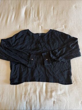 Black Long-Sleeve Crewneck Top - Lightweight Women's Shirt